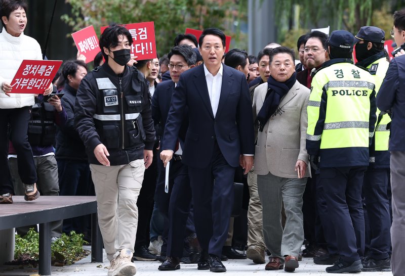 정치자금법 위반 혐의를 받는 오세훈 서울시장이 8일 서울 종로구 KT광화문빌딩에 마련된 김건희 특검(특별검사 민중기) 사무실에 피의자 조사를 받기 위해 출석하고 있다. 2025.11.8/뉴스1 ⓒ News1 김성진 기자