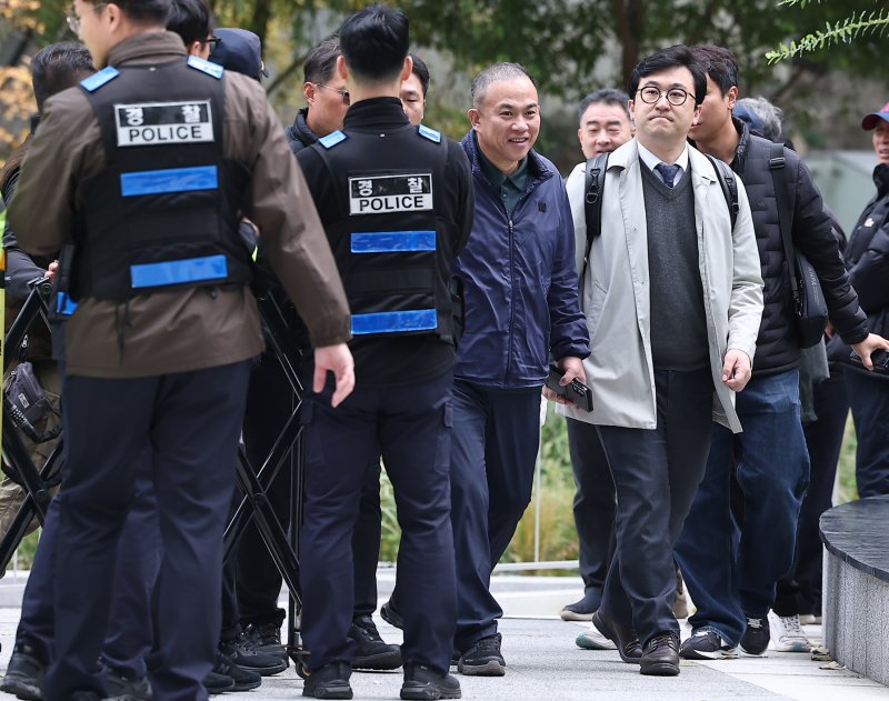 '정치 브로커' 명태균 씨가 8일 서울 종로구 KT광화문빌딩에 마련된 김건희 특검(특별검사 민중기) 사무실에 오세훈 서울시장과의 대질 조사를 위해 참고인 신분으로 출석하고 있다. 2025.11.8/뉴스1 ⓒ News1 김성진 기자