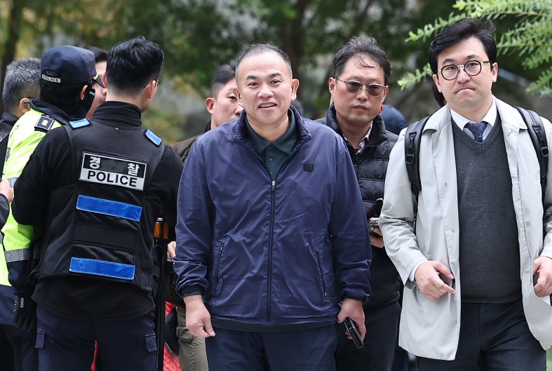'정치 브로커' 명태균 씨가 8일 서울 종로구 KT광화문빌딩에 마련된 김건희 특검(특별검사 민중기) 사무실에 오세훈 서울시장과의 대질 조사를 위해 참고인 신분으로 출석하고 있다. 2025.11.8/뉴스1 ⓒ News1 김성진 기자
