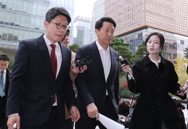 정치자금법 위반 혐의를 받는 오세훈 서울시장이 8일 서울 종로구 KT광화문빌딩에 마련된 김건희 특검(특별검사 민중기) 사무실에 피의자 조사를 받기 위해 출석하고 있다. 2025.11.8/뉴스1 ⓒ News1 김성진 기자