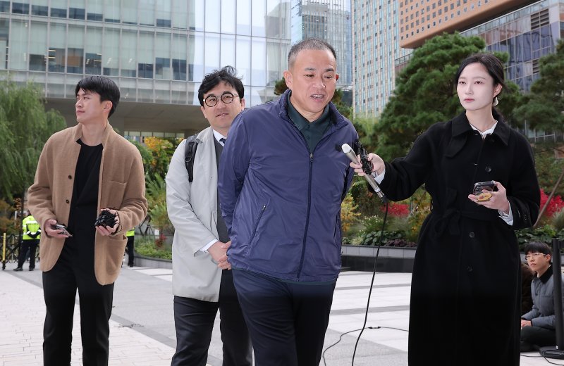 '정치 브로커' 명태균 씨가 8일 서울 종로구 KT광화문빌딩에 마련된 김건희 특검(특별검사 민중기) 사무실에 오세훈 서울시장과의 대질 조사를 위해 참고인 신분으로 출석하고 있다. 2025.11.8/뉴스1 ⓒ News1 김성진 기자