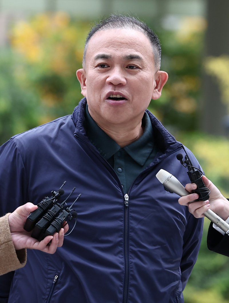 '정치 브로커' 명태균 씨가 8일 서울 종로구 KT광화문빌딩에 마련된 김건희 특검(특별검사 민중기) 사무실에 오세훈 서울시장과의 대질 조사를 위해 참고인 신분으로 출석하고 있다. 2025.11.8/뉴스1 ⓒ News1 김성진 기자