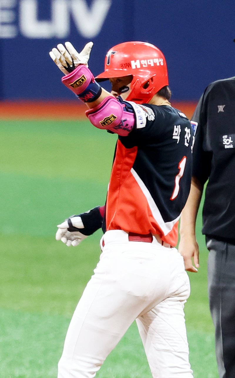 [서울=뉴시스] 박주성 기자 = 26일 오후 서울 구로구 고척스카이돔에서 열린 프로야구 2025 KBO리그 KIA 타이거즈 대 키움 히어로즈의 경기, 1회초 원아웃 KIA 박찬호가 2루타를 치고 있다. 2025.06.26. park7691@newsis.com