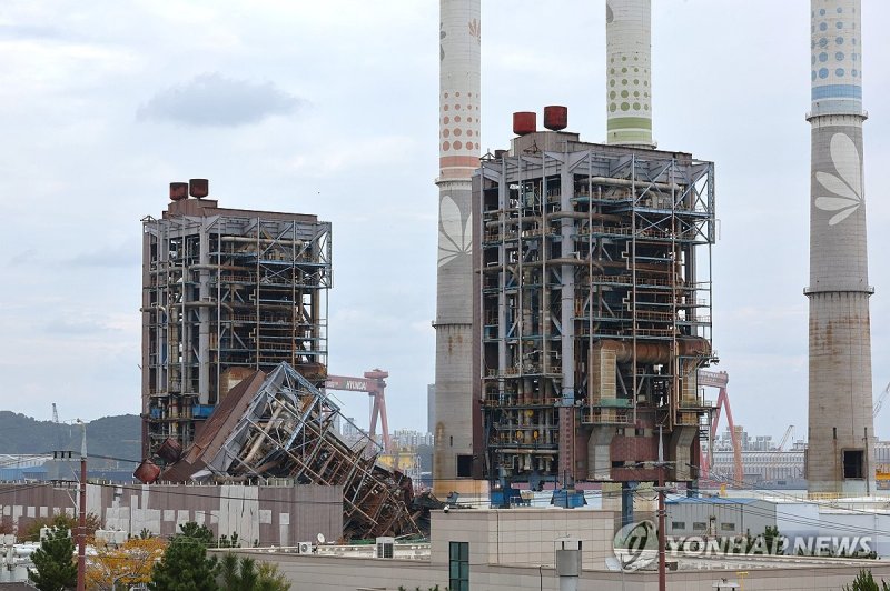 위태로운 보일러 타워 (출처=연합뉴스)