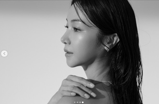 결혼 앞둔 김옥빈, 고혹적 웨딩화보…다이아 웨딩링 공개 [N샷]