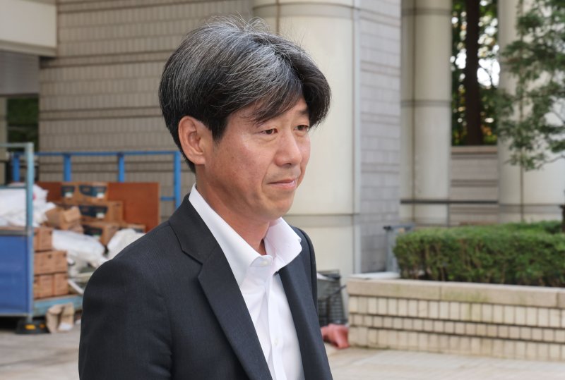 대장동 개발 비리 의혹 사건에 연루돼 특정경제범죄 가중처벌법상 배임 등 혐의로 기소된 남욱 변호사가 지난 10월 31일 서울 서초구 서울중앙지방법원에서 열린 1심 선고공판에 출석하고 있다. 2025.10.31/뉴스1 ⓒ News1 이광호 기자