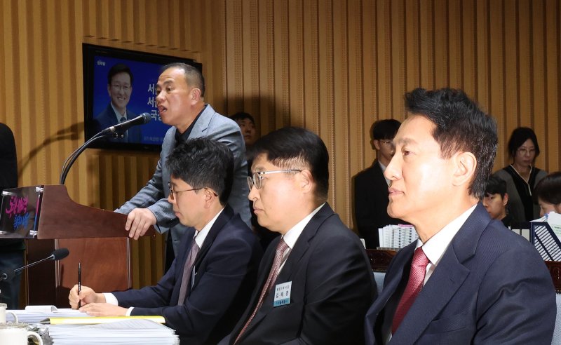 [서울=뉴시스] 김선웅 기자 = '정치브로커'로 알려진 명태균 씨가 지난달 23일 서울시청에서 열린 국회 행정안전위원회의 서울특별시에 대한 국정감사에 증인으로 출석해 발언하고 있다. 오른쪽은 오세훈 서울시장. 2025.10.23. mangusta@newsis.com