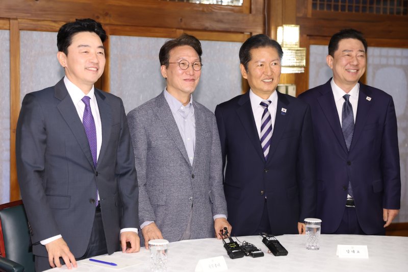 [서울=뉴시스] 추상철 기자 = 김민석 국무총리가 지난 10월12일 서울 종로구 삼청동 국무총리 서울공관에서 열린 제4차 바카라사이트 검증에 앞서 강훈식 대통령 비서실장, 정청래 더불어민주당 대표, 김병기 원내대표와 기념촬영하고 있다. (공동취재) 2025.10.12. photo@newsis.com