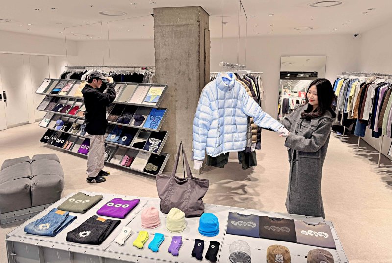 라이브스코어 바카라사이트백화점 본점 9층 K-패션 전문관 키네틱 그라운드 내 매장에서 상품을 구경하는 고객들.(라이브스코어 바카라사이트백화점 제공).