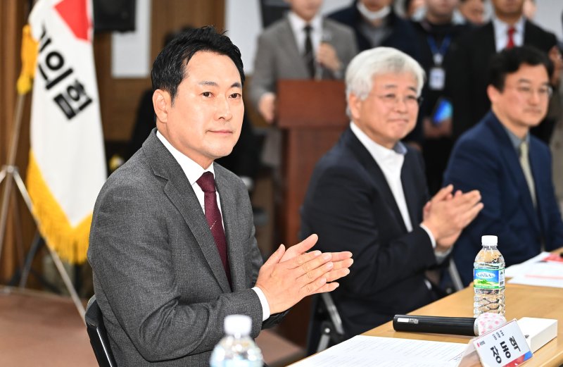 [용인=뉴시스] 김종택 기자 =장동혁 국민의힘 대표가 지난 7일 경기 용인시 수지구 신봉마을에서 열린 부동산 대책 현장 메이저 바카라사이트 홈런에 참석해 박수를 치고 있다. 2025.11.07. jtk@newsis.com