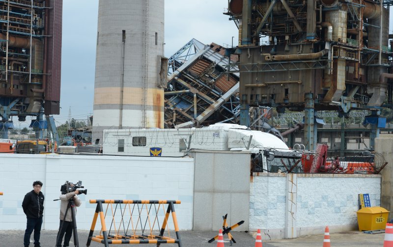 [울산=뉴시스] 배병수 기자 = 울산 남구 용잠동 한국동서바카라 게임 울산화력바카라 게임소 대형 구조물이 무너지는 사고 발생 사흘째인 8일 오전 소방관 등 관계자들이 매몰자 구조작업을 하고 있다.2025.11.08.bbs@newsis.com.