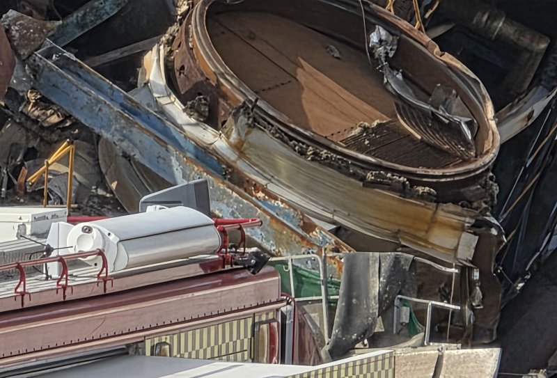 [울산=뉴시스] 배병수 기자 = 울산 남구 용잠동 한국동서바카라 게임 울산화력바카라 게임소 대형 구조물이 무너지는 사고 발생 이틀째인 7일 오후 소방관 등 관계자들이 매몰자들을 구조하고 있다.2025.11.07.bbs@newsis.com.
