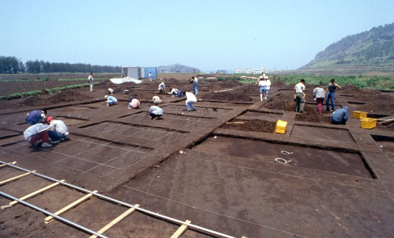 [무료 바카라사이트=뉴시스] 무료 바카라사이트대학교박물관이 1997년 고산리 유적에서 발굴조사를 시행하는 모습. (사진=무료 바카라사이트대학교박물관 제공) 2025.11.09. photo@newsis.com *재판매 및 DB 금지