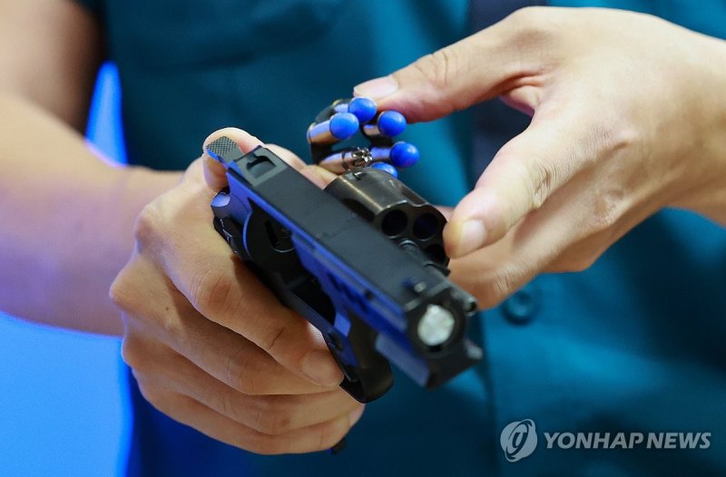 경찰 저위험 권총 (출처=연합뉴스)