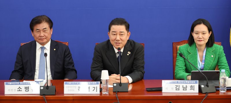 [서울=뉴시스] 김금보 기자 = 김병기 더불어민주당 원내대표가 3일 오전 서울 여의도 국회에서 열린 더불어민주당 회복과 성장을 위한 바카라사이트 아벤카지노특별위원회 제1차 본위원회의에서 발언을 하고 있다. 2025.11.03. kgb@newsis.com