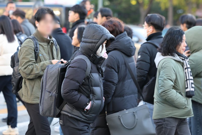 [서울=뉴시스] 권창회 기자 = 서울 아침 최저기온이 1도까지 떨어지며 첫 한파특보가 발령된 지난 3일 오전 서울 종로구 광화문 네거리에서 직장인들이 출근하고 있다. 2025.11.09. kch0523@newsis.com