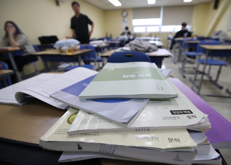 [서울=뉴시스] 조수정 기자 = 서울 양천구 종로학원 목동본원에서 수험생들이 자습을 하고 있다. 2023.07.02. chocrystal@newsis.com