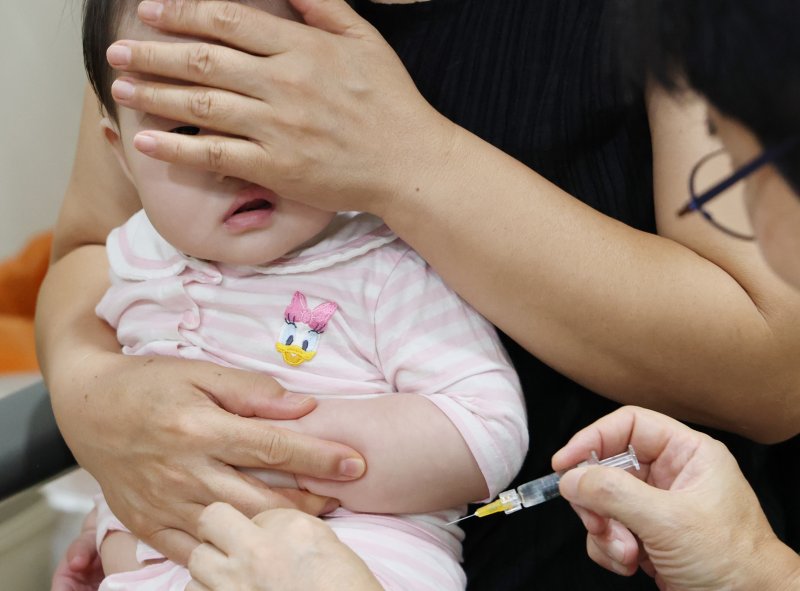 실시간-바카라사이트 수원시 팔달구의 한 소아과에서 아이가 독감 예방접종을 받고 있다. /뉴스1 ⓒ News1 김영운 기자