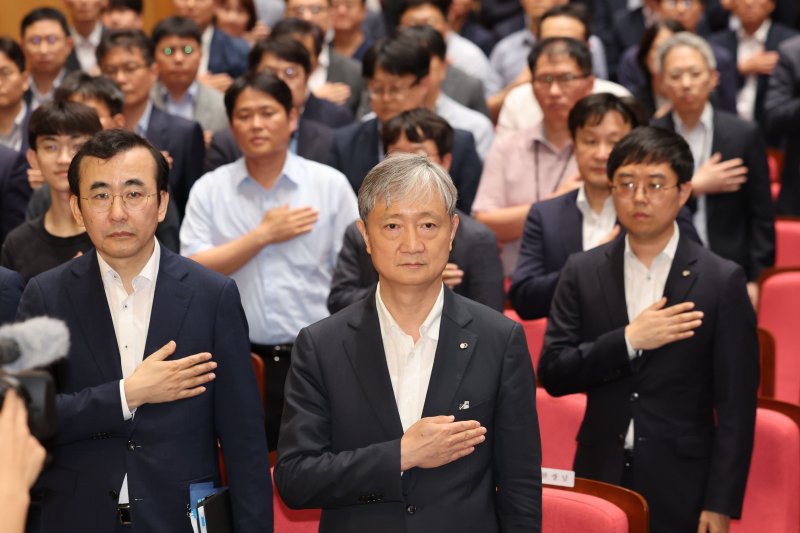 [서울=뉴시스] 권창회 기자 = 이찬진 신임 금융감독스피드 바카라 사이트이 14일 오후 서울 여의도 금융감독원에서 열린 취임식에서 국민의례를 하고 있다. 2025.08.14. kch0523@newsis.com