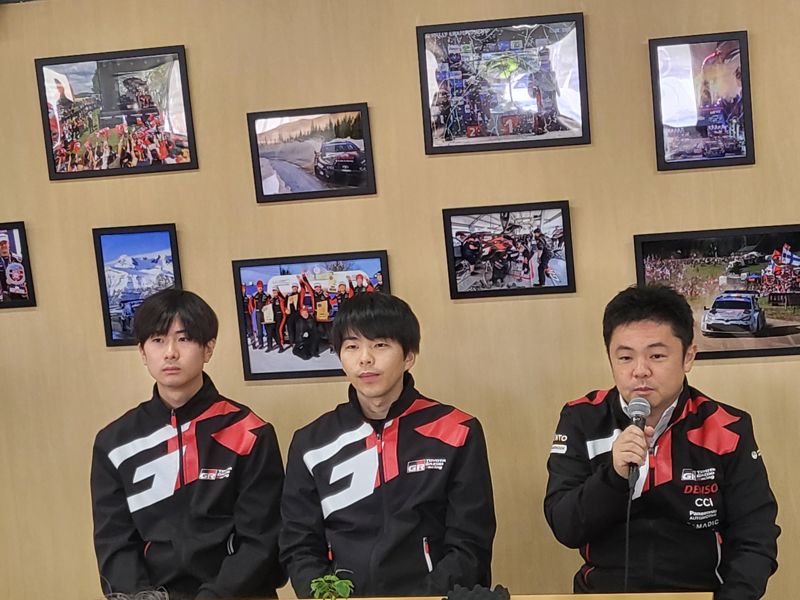 다카하시 토모야 도요타 가주 레이싱 컴퍼니(TOYOTA GAZOO Racing Company) 사장과 'TGR WRC 챌린지 프로그램' 4기생 야나기다 칸타 선수, 3기생 마츠시타 타쿠미 선수(오른쪽부터)가 지난 8일 일본 아이치현 도요타시 도요타 스타디움에서 열린 ‘2025 세계 랠리 챔피언십(WRC) 포럼8 랠리 재팬’의 글로벌 미디어 라운드테이블에서 기자들의 질문에 답변하고 있다. 나고야=서혜진 특파원