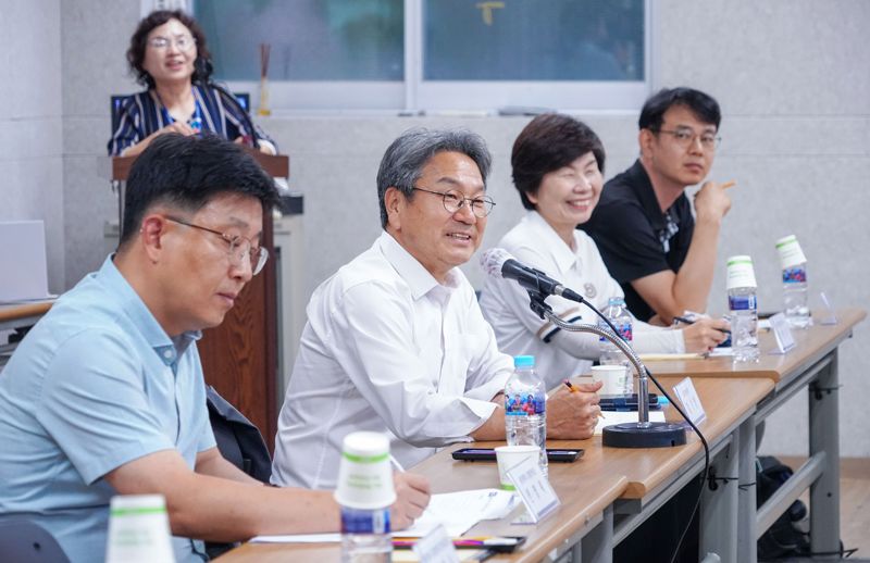 광주광역시가 온누리상품권 사용 확대와 지역 경제 활성화를 위해 오는 10일부터 12월 31일까지 7주간 '디지털온누리상품권 환급 지원 행사'를 실시해 기존 10% 기본 할인에 10%를 더해 최대 20%의 할인 혜택을 제공한다. 사진은 강기정 광주시장이 지난 10월 13일 동구 대인시장 상인교육관에서 골목상권지원단과 간담회를 하고 있는 모습. 광주광역시 제공