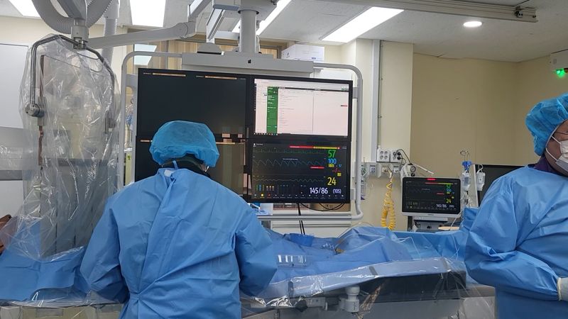 관상동맥 95% 막힌 환자 수술 없이 뚫었다