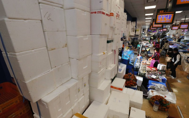 서울 동작구 노량진수산시장에 포장용스티로폼 박스가 쌓여있다. 2022.11.21/바카라사이트 윈윈1 ⓒ News1 박세연 기자