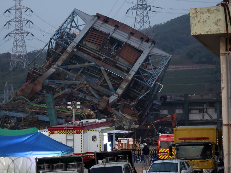 지난 7일 새벽 울산 남구 동서발전 울산화력발전소 보일러 바카라사이트 벳페어 붕괴현장에서 소방대원들이 매몰자 수색 및 구조작업을 벌이고 있다. 2025.11.7/바카라사이트 벳페어1 ⓒ News1 황기선 기자