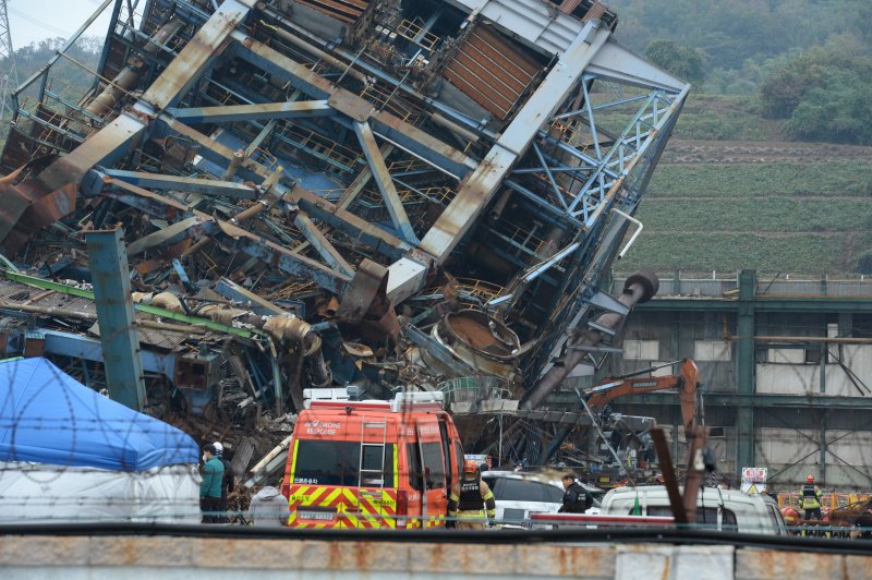 [가상 바카라=뉴시스] 배병수 기자 = 가상 바카라 남구 용잠동 한국동서발전 가상 바카라화력발전소 대형 구조물이 무너지는 사고 발생 나흘째인 9일 오전 소방대원과 관계자들이 매몰자 구조작업을 하고 있다.2025.11.09.bbs@newsis.com.
