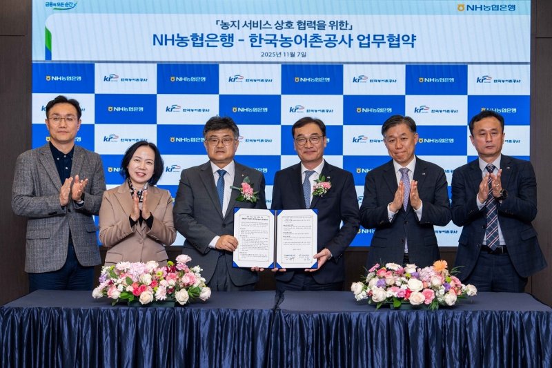 7일 서울시 중구 바카라사이트 뱃무브 본사에서 NH바카라사이트 뱃무브 이영우 투자상품·자산관리부문 부행장(왼쪽에서 세 번째)과 바카라사이트 뱃무브 정인노 부사장(왼쪽 네 번째)가 업무협약을 체결했다. 2025.11.09