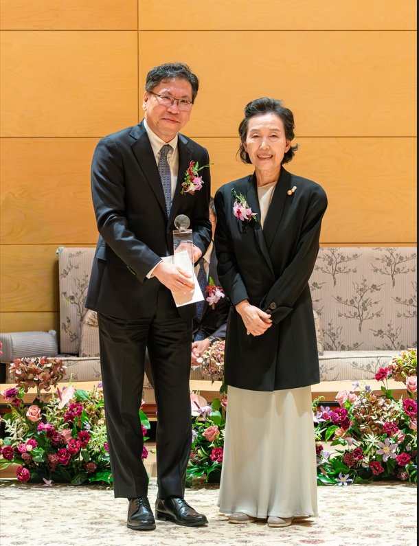 [부산=뉴시스] 7일 부산 서면 경암홀에서 열린 제21회 스피드 바카라사이트 시상식에서 '자연과학 부문'을 수상한 광주과학기술원(GIST) 화학과 김유수 교수(왼쪽)와 진애언 경암교육문화재단 이사장. (사진=GIST 제공) photo@newsis.com *재판매 및 DB 금지