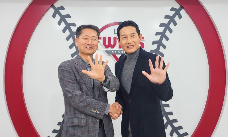 두 번의 '통합 우승' LG 염경엽 감독, KBO 사령탑 첫 30억 시대 열었다