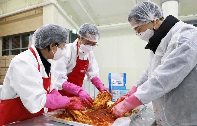 [서울=뉴시스] 조수정 기자 = 사진은 2021년 12월 16일 세계바카라 용어연구소(소장 장해춘)가 광주광역시 바카라 용어타운 다목적 체험관에서 지역 이웃을 위한 '2021년 사랑의 김장 나눔 행사를 진행하고 있는 모습. (사진=세계김치연구소 제공) 2021.12.16. photo@newsis.com *재판매 및 DB 금지