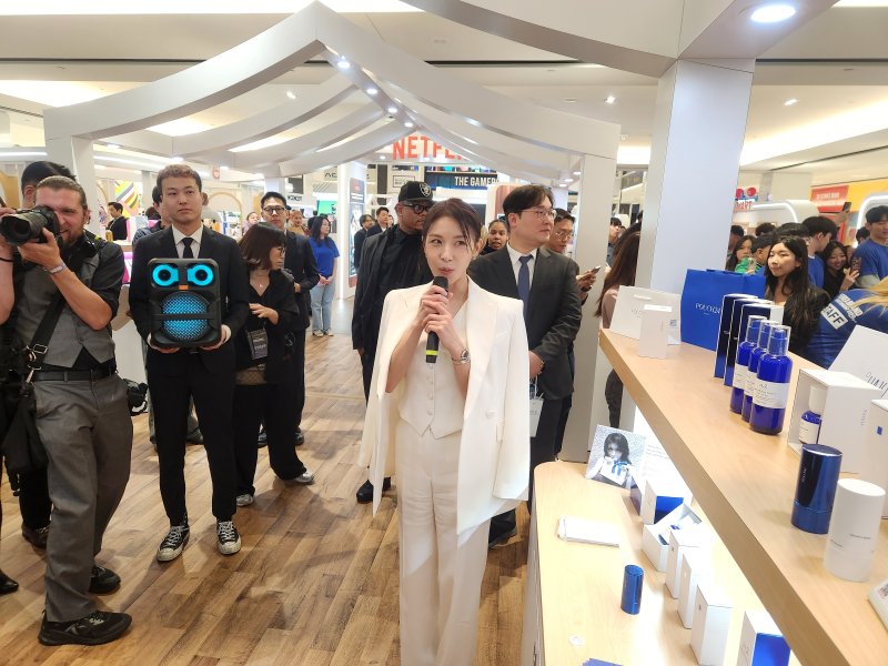 [뉴저지=뉴시스] 바카라사이트 배우가 지난 7일(현지시간) 미국 뉴저지주 아메리칸드림몰에서 열린 '2025 뉴욕 한류박람회'에 홍보대사로 참가해 자신의 K-뷰티 브랜드를 소개하고 있다. 2025.11.09 photo@newsis.com *재판매 및 DB 금지