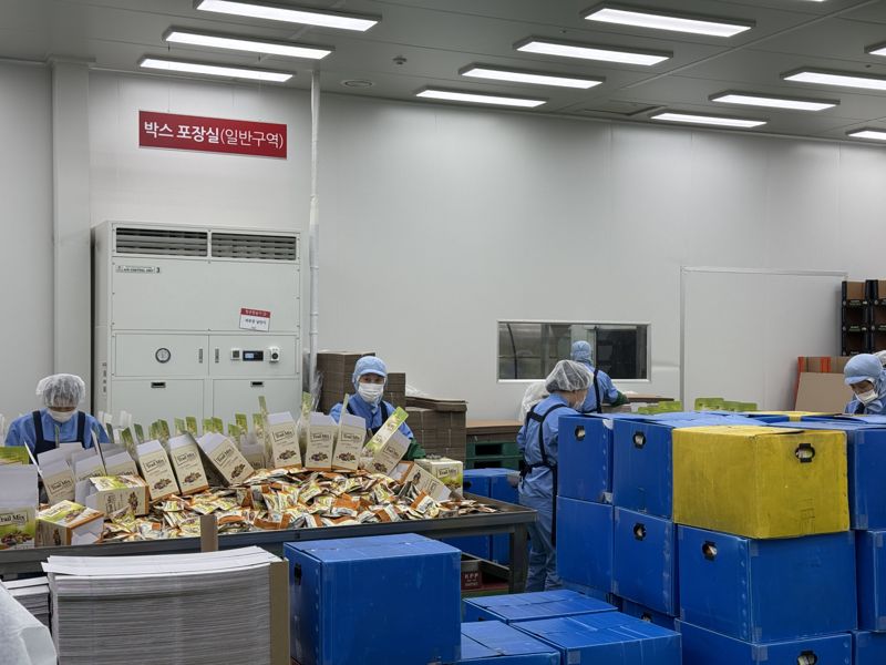 경기도 고양시 일산동구에 위치한 더채움 본사 내 작업자들이 패키징 작업을 하고 있다. 사진=신지민 기자