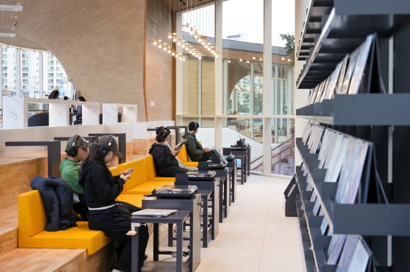 [서울=뉴시스]주민들이 우이천 수변활력거점 ‘재간정’에서 엘피(LP)청음을 통해 아날로그 음악 감상과 휴식을 취하고 있는 모습. 2025.11.09. (사진=강북구 제공) *재판매 및 DB 금지