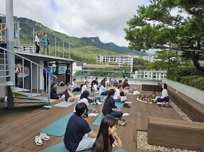 [서울=뉴시스]지난 9월 20일 ‘서울 등산관광센터 북한산’에서 열린 웰니스 프로그램 ‘내 마음 속 숨은 울림 찾기’ 진행 모습. 2025.11.09. (사진=강북구 제공) *재판매 및 DB 금지