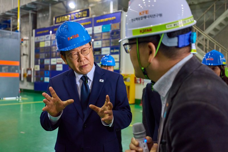 [서울=뉴시스] 이재명 해시 게임 바카라이 7일 대전 대덕연구단지 내 한국핵융합에너지연구원을 방문해 세계 최초 초전도 핵융합 연구장치인 KSTAR(Korea Superconducting Tokamak Advanced Research) 시설 설명을 듣고 있다. (사진=해시 게임 바카라실 제공) 2025.11.07. photo@newsis.com *재판매 및 DB 금지