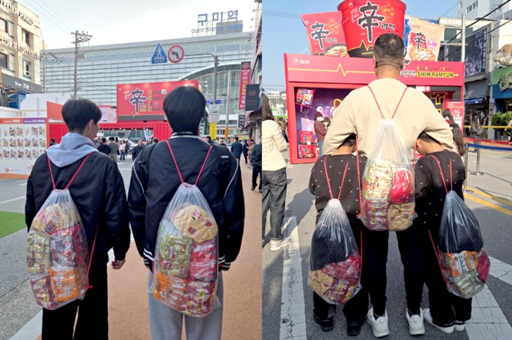 [구미=뉴시스] 변해정 기자 = 지난 7일 경북 구미시 구미역 앞에서 열린 '2025 구미라면축제'에서 농심 라면이 든 가방을 멘 방문객들. 2025.11.09. hjpyun@newsis.com