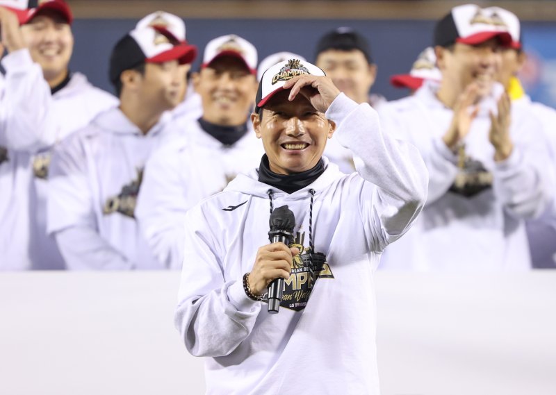 두 번의 '통합 우승' LG 염경엽 감독, KBO 사령탑 첫 30억 시대 열었다