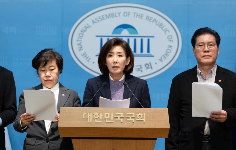 나경원 국민의힘 의원을 비롯한 법제사법위원들이 9일 서울 여의도 국회 소통관에서 인터넷 바카라 사건 항소 포기 관련 현안 기자회견을 하고 있다. 2025.11.9/뉴스1 ⓒ News1 이승배 기자