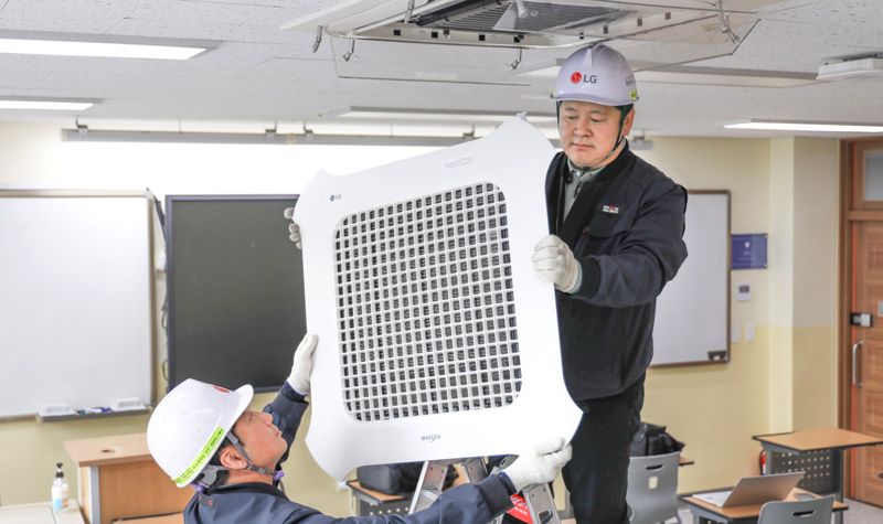 LG전자 시스템에어컨 유지보수를 담당하는 하이엠솔루텍 서비스 엔지니어들이 수능 시험장에 설치된 냉난방 시스템에어컨 작동 이상 유무를 점검하고 있다. LG전자 제공