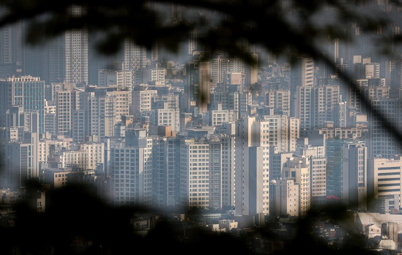 10·15대책 발표 전인 지난 9월 서울 아파트 10건 중 약 3.7건을 30대가 사들이며 30대 매수 비중이 4년 만에 최대를 기록했다. 사진은 9일 오전 서울 남산에서 바라본 아파트의 모습. 연합바카라사이트 목록