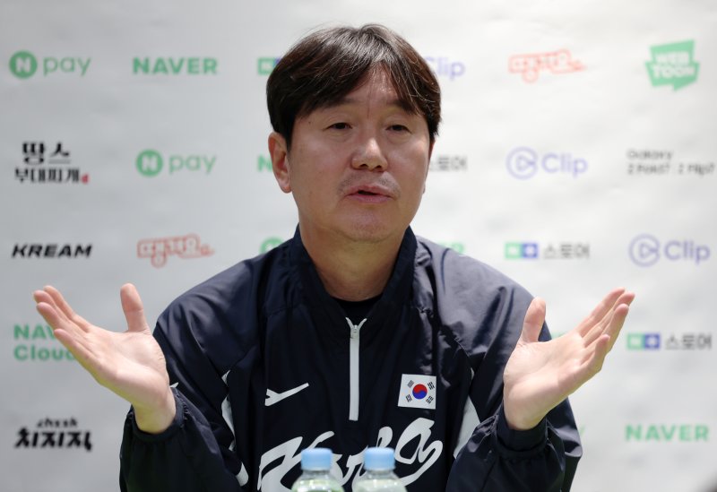 [서울=뉴시스] 조성우 기자 = 9일 오후 서울 구로구 고척스카이돔에서 열린 2025 K-베이스볼 시리즈 대한민국과 체코의 평가전 2차전 경기에 앞서 류지현 한국 대표팀 메이저 바카라사이트 캡틴이 취재진과 인터뷰를 하고 있다. 2025.11.09. xconfind@newsis.com