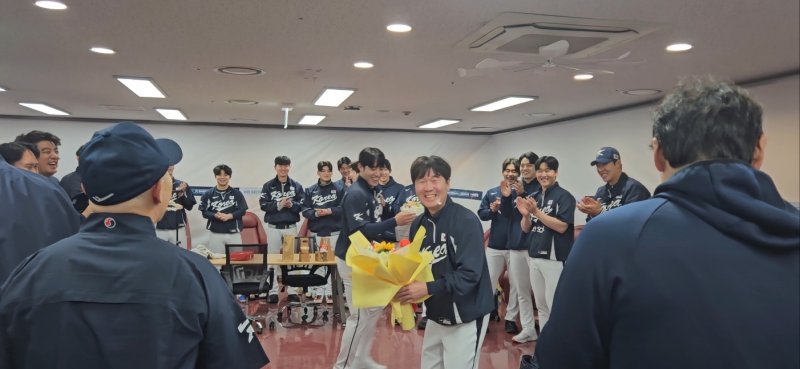 메이저 바카라사이트 캡틴 한국 아구 대표팀 메이저 바카라사이트 캡틴 첫 승 축하 파티. (사진=KBO 제공). 2025.11.09. *재판매 및 DB 금지