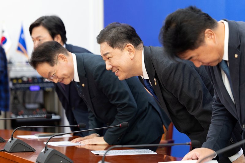 김병기 더불어민주당 원내대표가 9일 서울 여의도 국회에서 열린 기자간담회에서 인사하고 있다. 2025.11.9/뉴스1 ⓒ News1 이승배 기자