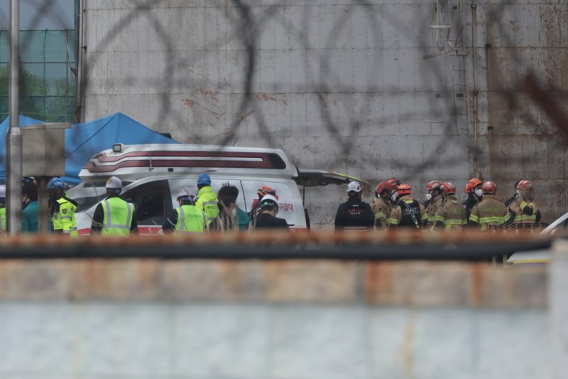 한국동서발전 울산화력발전소 보일러타워 붕괴 사고 나흘째인 9일 소방대원들이 매몰자 시신을 라이브 바카라사이트하고 있다. 2025.11.9/라이브 바카라사이트1 ⓒ News1 김세은 기자