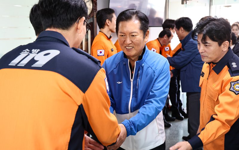 정청래 더불어민주당 대표가 9일 용인소방서 백암119안전센터를 방문해 소방대원들과 인사를 나누고 있다. 뉴스1