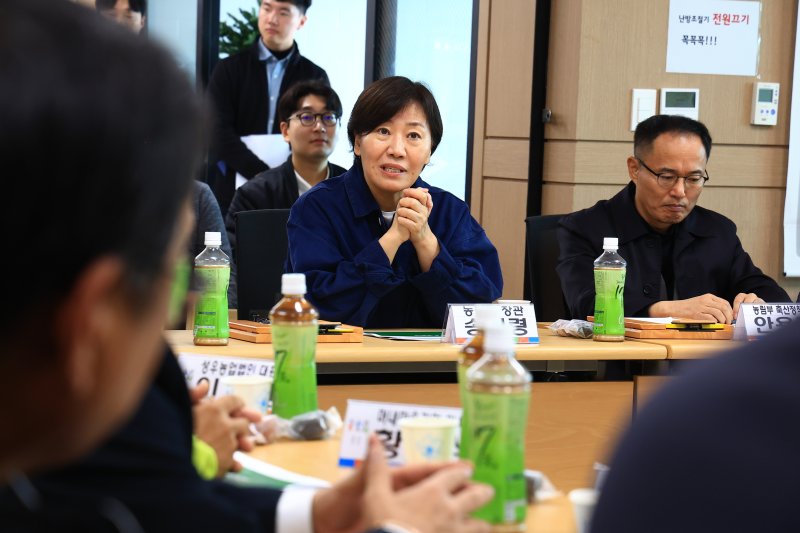 바카라사이트 통장 농림축산식품부 장관(오른쪽 두번째)이 9일 충남 홍성군 결성면 금곡리 원천마을에서 주민들과 대화를 하고 있다. 농식품부 제공