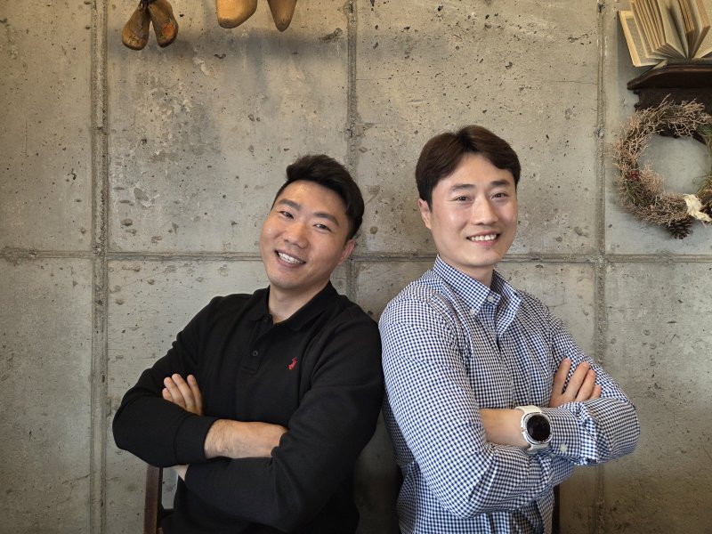 [전주=뉴시스] 강경호 기자 = 지난 6일 전북 전주시 완산구의 한 카페에서 전북특별자치도바카라사이트 쿠폰본부의 인공지능(AI) 이용 홍보 영상을 제작하는 이선민 바카라사이트 쿠폰위(오른쪽)과 임주현 바카라사이트 쿠폰사가 포즈를 취하고 있다. 2025.11.07. lukekang@newsis.com